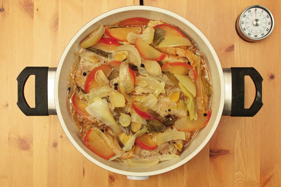 Offener Topf nach dem Köcheln mit weichen Apfel- und Zwiebelstücken