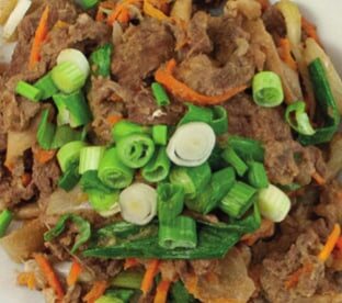 Nahaufnahme von Bulgogi mit Frühlingszwiebelringen