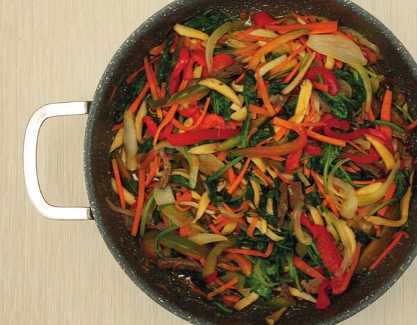 Pfanne mit angebratenem Gemüse, Fleisch und Spinat
