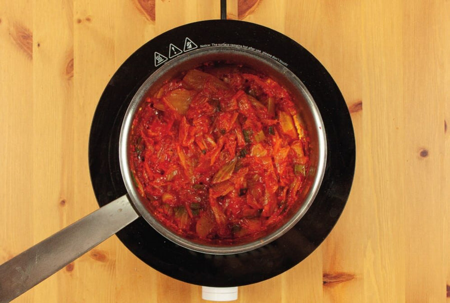 Kimchi wird im Topf angebraten