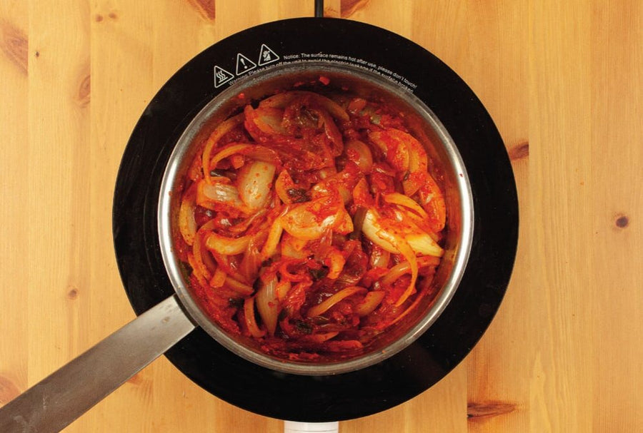 Kimchi und Zwiebeln im Topf