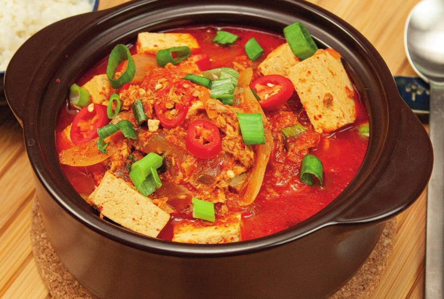 Fertiges Kimchi-Jjigae im Tontopf