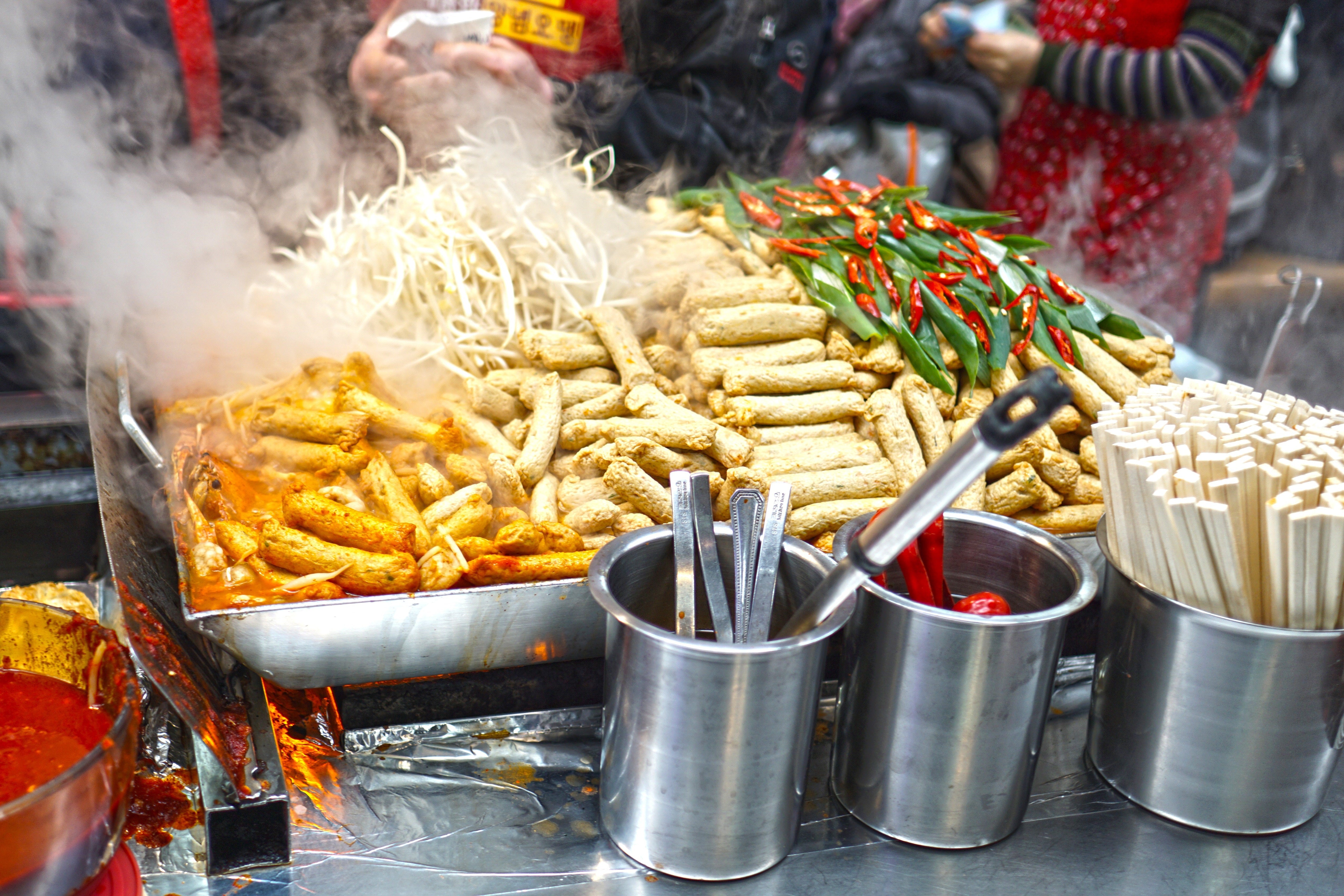 Koreanischer Marktstand mit Tteokbokki Reiskuchen und Beilagen