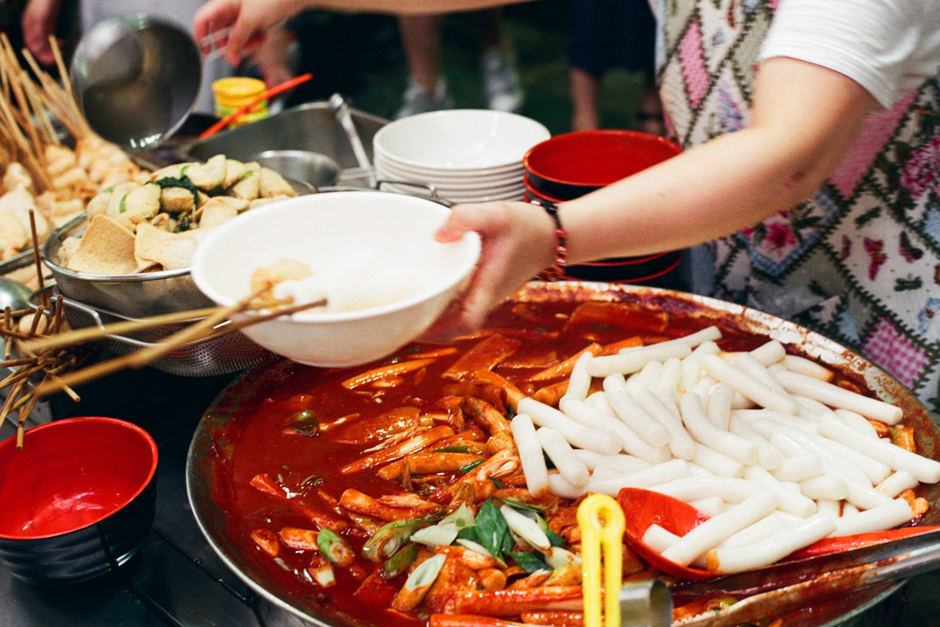 Koreanischer Lebensmittelmarkt mit Tteokbokki Snack Stand