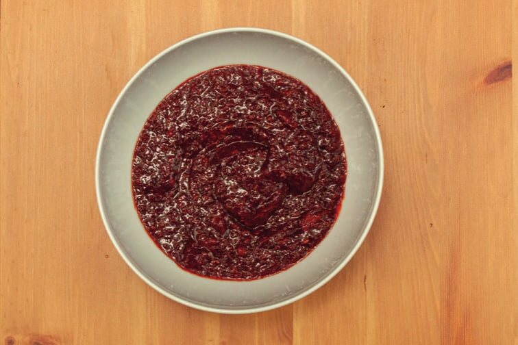Schüssel mit dicker roter Soße