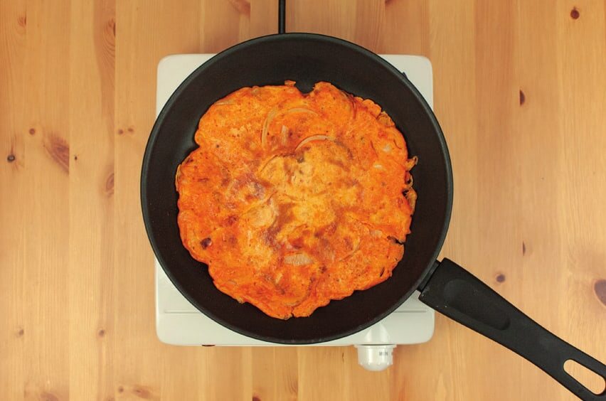 Kimchi-Jeon brät in einer Pfanne auf der Kochplatte