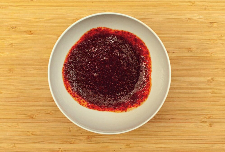 Angerührte rote Gochujang-Soße in einer Schale